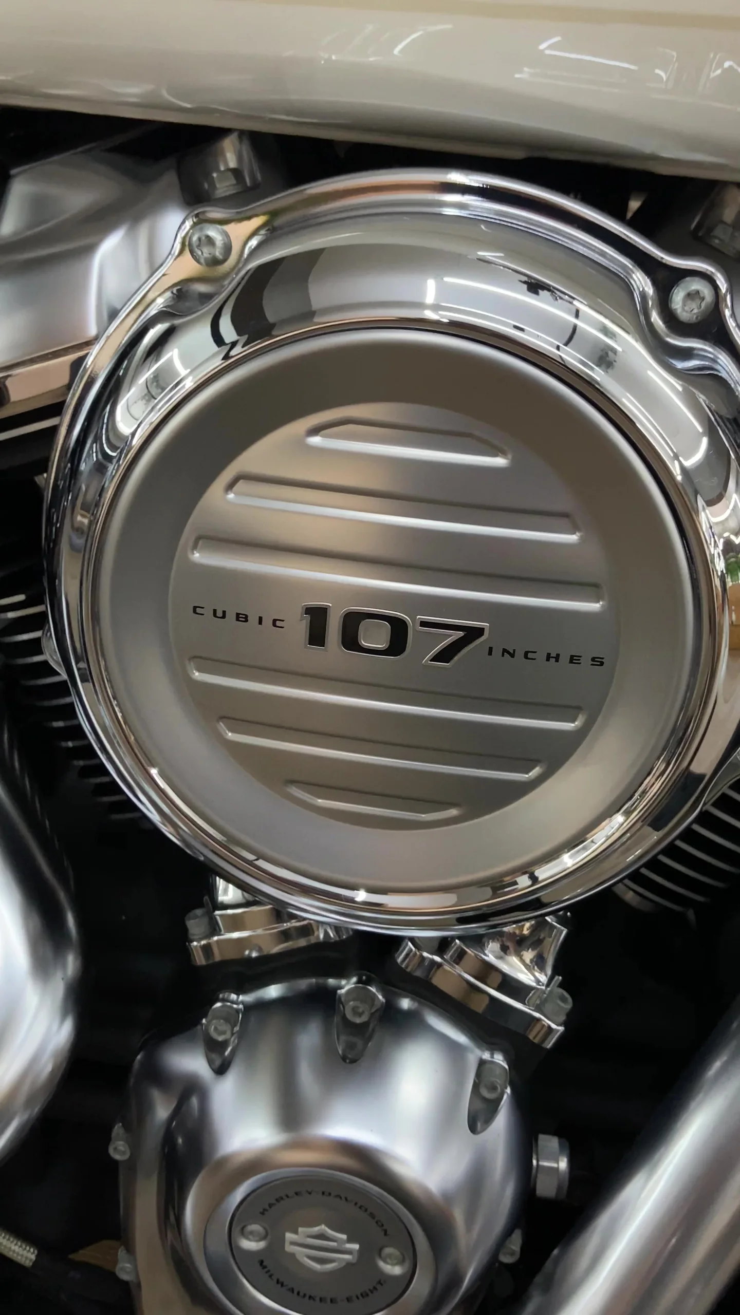Air cleaner cover of the Fat Boy, 107 cubic inches, untouched video frame